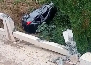 Mulher perde controle da direção e carro cai de ponte em Timon