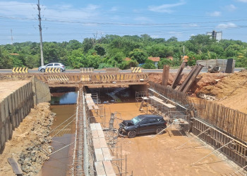 Motorista de carro invade área interditada e despenca em obra na zona sudeste de Teresina