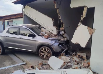 Carro de secretária invade casa do vice-prefeito de Luzilândia e causa destruição