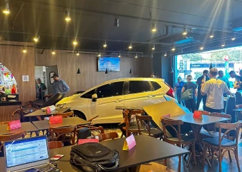 VÍDEO: carro invade restaurante do Comercial Carvalho da Homero