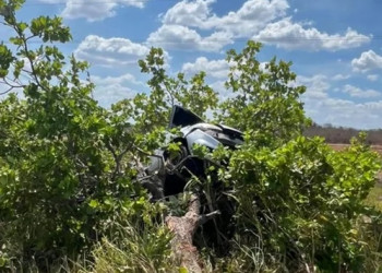 Carro fica pendurado em árvore em acidente no Piauí; mulher e três crianças ficam feridas