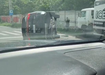 Vídeo: carro capota em acidente com caminhão na zona Leste de Teresina