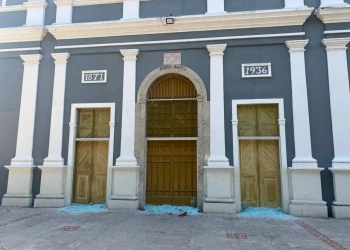 Criminosos quebram portas de vidro da Catedral de Teresina; polícia é acionada