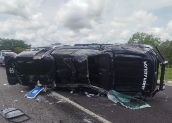 Vídeo: pneu estoura e viatura da Polícia Penal capota na BR-343 no Norte do Piauí