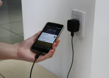 Uso do celular na tomada pode causar choques e incêndios; veja como evitar acidentes