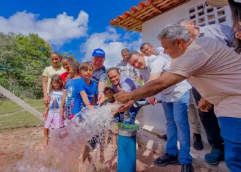 ​Merlong participa da entrega de cisternas em comunidades rurais de José de Freitas