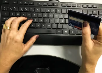 Juros do crédito pessoal e cartão rotativo aumentam para as famílias