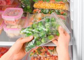 Vale congelar alimentos perto do vencimento? Entenda
