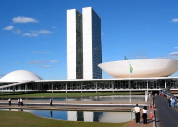Congresso adia leis contra facções e prioriza projetos que beneficiam golpistas