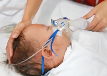 Vírus sincicial respiratório preocupa autoridades e impulsiona internações; entenda