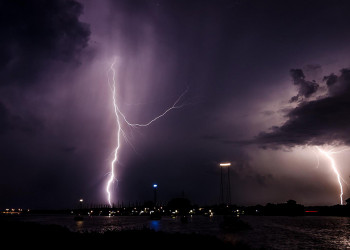 Defesa Civil alerta para risco de raios e pede atenção redobrada no período chuvoso; vídeo