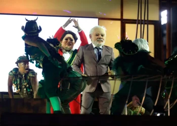 Da esquerda de Deus Pai à direita do Direito: o que o desfile da Acadêmicos de Niterói diz