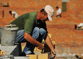 Mais da metade dos autônomos que já tiveram carteira assinada querem voltar ao regime CLT