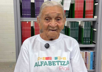 Aposentada de 76 anos volta à sala de aula e simboliza avanço do Alfabetiza Piauí