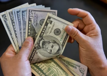 Dólar cai ao menor nível desde maio de 2024 e Ibovespa avança rumo a novo recorde