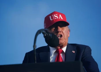 ​​​Trump anuncia tarifa de 10% a países que apoiarem Brics e ameaça nova guerra comercial