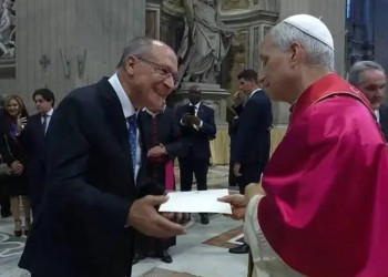 Alckmin entrega convite de Lula ao Papa Leão XIV para participar da COP30 em Belém (PA)