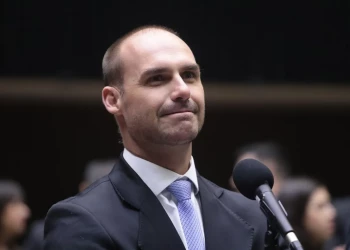 Erika Hiton pede ao STF bloqueio das contas bancárias de Eduardo Bolsonaro