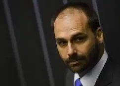 Eduardo Bolsonaro diz que não volta ao Brasil e cogita abrir mão do mandato