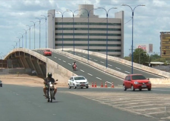 Veículos de carga estão proibidos de trafegar no viaduto da avenida Miguel Rosa