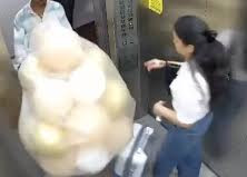 VÍDEO: explosão de balões em elevador deixa dois feridos na Índia