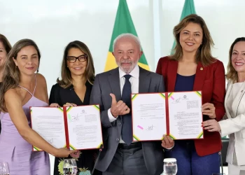 Lula cria crime de vicaricídio e libera tornozeleira para agressor de mulheres