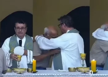 Avô que perdeu o neto interrompe missa e abraça padre