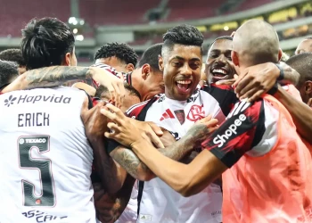 Flamengo assume a liderança do Brasileirão após golear o Sport e ver tropeço do Palmeiras