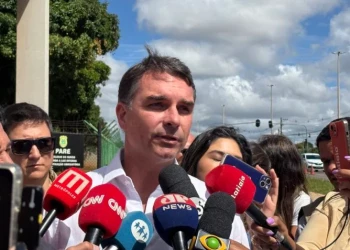 Flávio Bolsonaro diz que prisão de Jair Bolsonaro é “técnica de tortura”