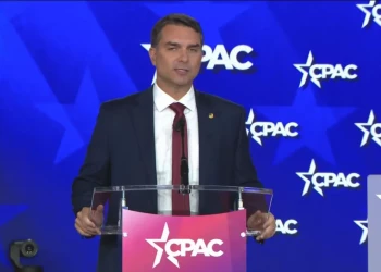 Flávio Bolsonaro oferece minerais brasileiros aos EUA e causa reação: 