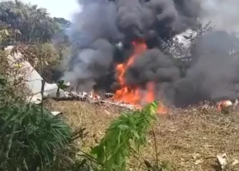 Vídeo mostra avião militar cai na Colômbia com mais de 120 soldados a bordo