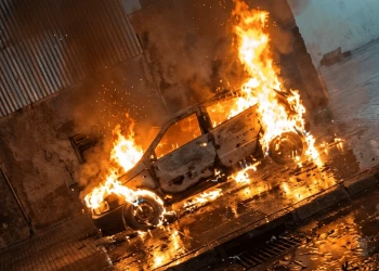 Vídeo: carro pega fogo e fica destruído na zona Sul de Teresina