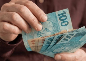 INSS antecipa 13º dos aposentados e começa pagamento da primeira parcela em 24 de abril