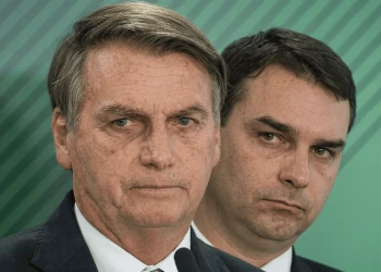 Flávio Bolsonaro segue o pai e tem apenas 1 projeto de lei aprovado no Congresso