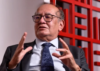 Gilmar Mendes rejeita pedido da AGU para rever decisão a impeachment no STF