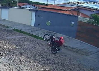Motoqueiro dá 'grau' e provoca acidente em Parnaíba; veja o vídeo