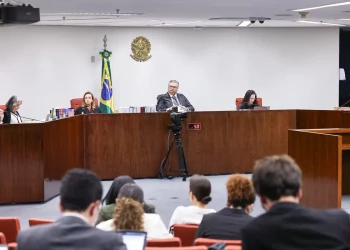 STF condena mais 5 réus da trama golpista ligados a Bolsonaro e absolve delegado da PF