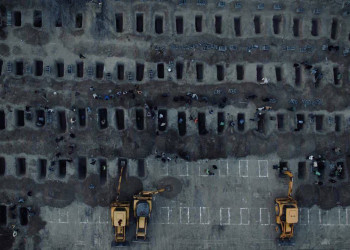 Iranianos participam do funeral das meninas mortas por EUA e Israel; Malala se manifesta