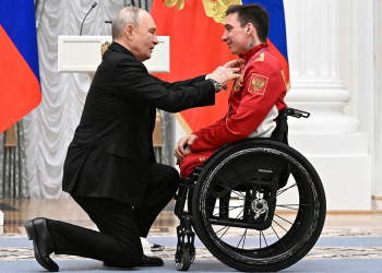 Em gesto raro, Putin se ajoelha diante de atleta paralímpico e surpreende o mundo