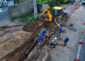 Reparo de adutora rompida dura 40 horas e água começa a retornar aos bairros da zona Sul