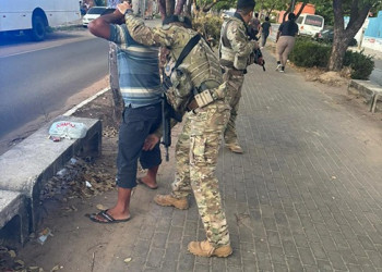 Preso homem que usava facão para assaltar ônibus em Teresina