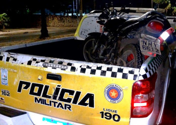 Homem que diz ser vigilante é preso com moto roubada e arma de fogo durante blitz