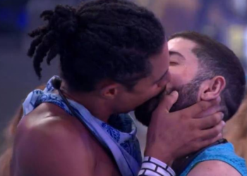 Breno e Marcelo protagonizam o primeiro beijo do BBB 26