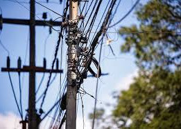 Centro de Teresina ainda convive com emaranhado de fios apesar de promessa de retirada