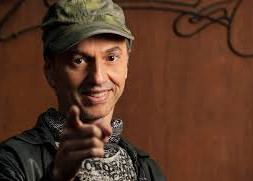 Zeca Baleiro abre programação do Natal de Sonho & Luz 2025 na Praça Pedro II nesta quinta