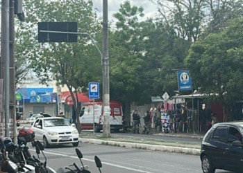 Homem é perseguido e baleado em via pública no bairro Dirceu