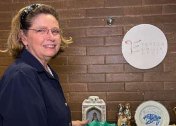 Médica une medicina e arte e expõe pinturas em porcelana no Sesc Cajuína