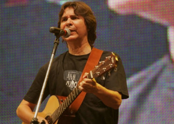 VÍDEO: Multidão canta e faz homenagem a Lô Borges na esquina mais famosa de Belo Horizonte