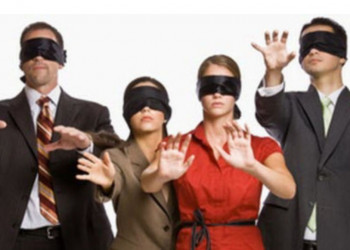 Cegueira da ignorância alimentada pelas fakes é uma arma contra a própria humanidade