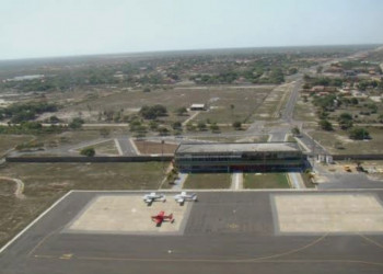 Incêndio de grandes proporções atinge área de mato próxima ao aeroporto de Parnaíba